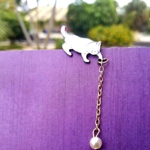 White Kitty with pearl ball of yarn Pin/brooch